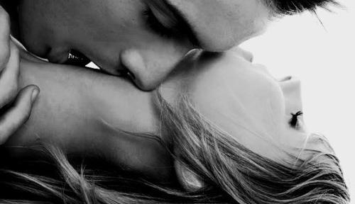 Поцелуи в шею как способ пробудить страсть