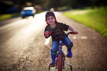 научить ребенка кататься на велосипеде