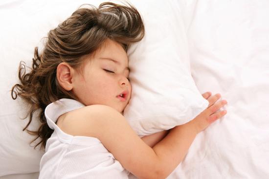 ребенок сильно потеет когда спит