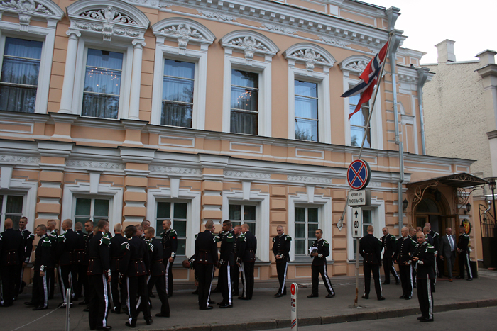 Норвежские гвардейцы в Москве, возле здания посольства