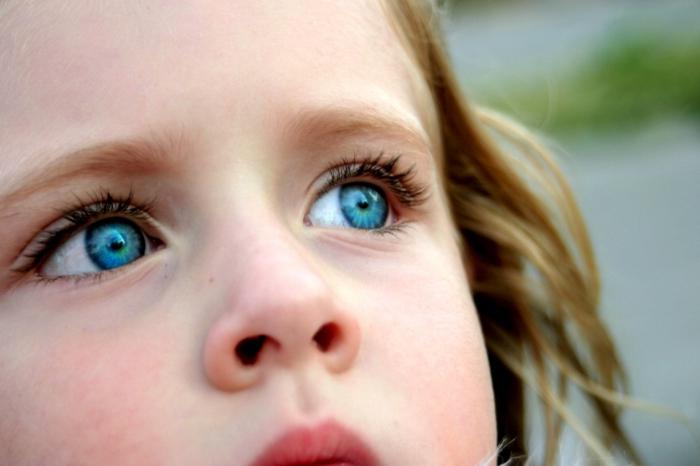 красные сосуды глаз у ребенка