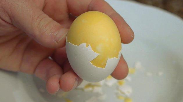 как сварить яйцо желтком наружу