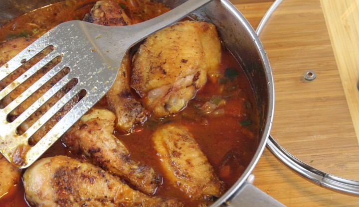 курица в томатном соусе на сковороде