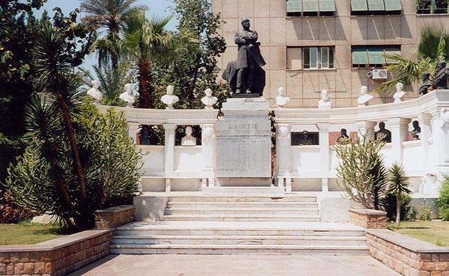 Памятник Огюсту Мариету