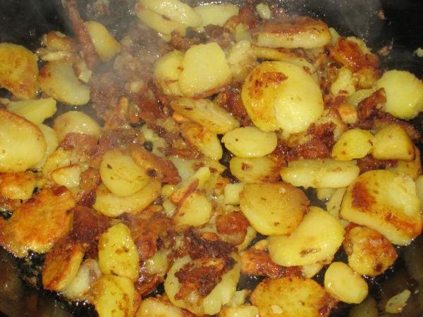 жареная картошка со шкварками