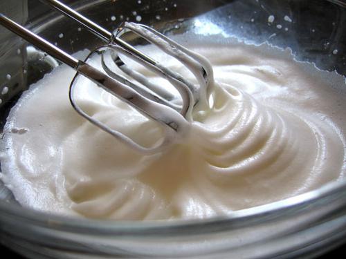 Как украсить торт белковым кремом
