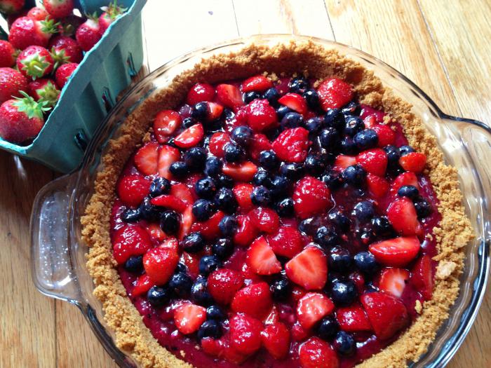 песочный пирог со свежими ягодами 