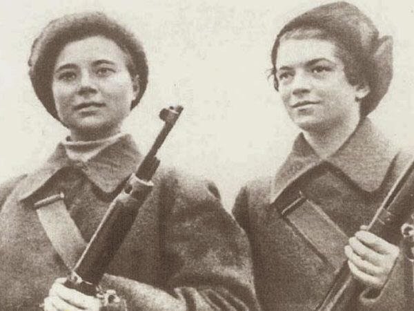 Совместное фото Ковшовой и Поливановой с винтовками