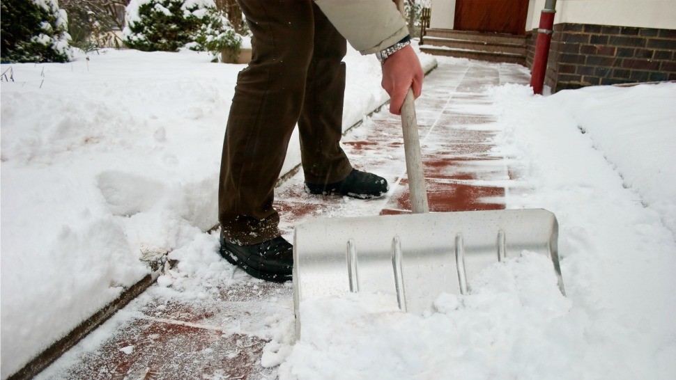 Металлическая лопата для снега