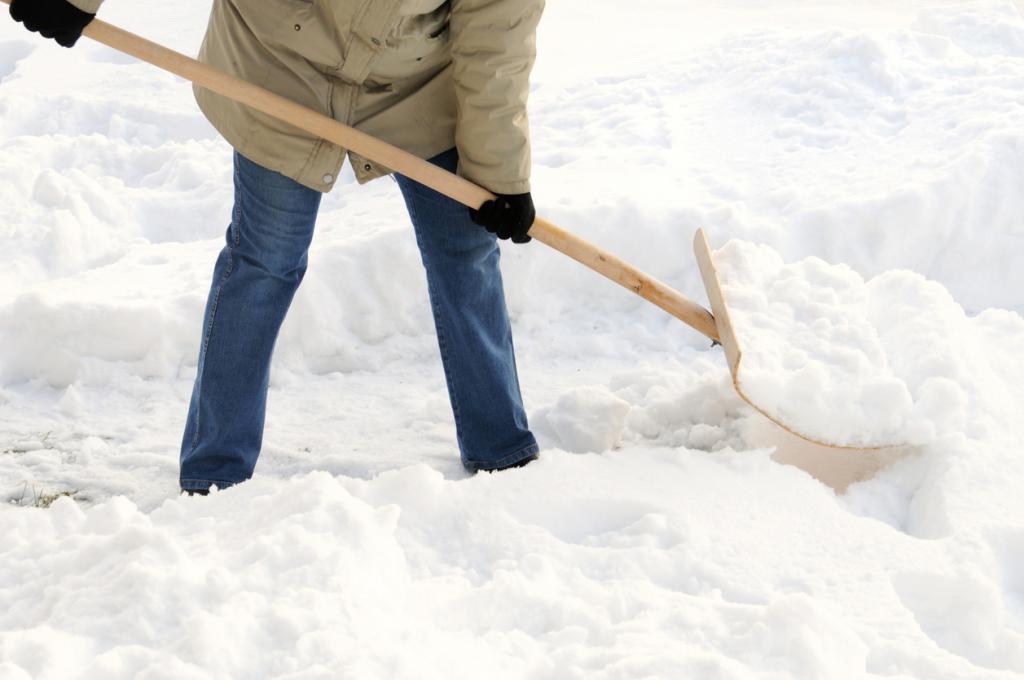Деревянная снеговая лопата
