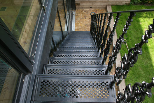 Лестница с решетчатыми ступенями
