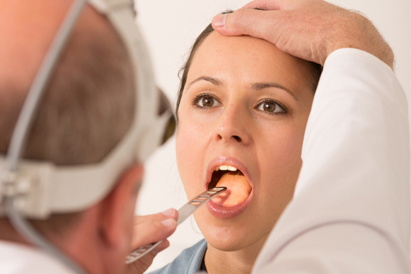 Осмотр горла – рутинная процедура для любого оториноларинголога