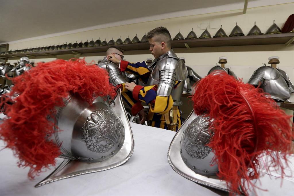 Ватиканский стражник одевает латы