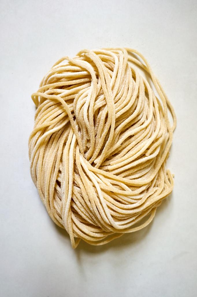Спагетти с грибным соусом: подготовка продуктов, порядок приготовления