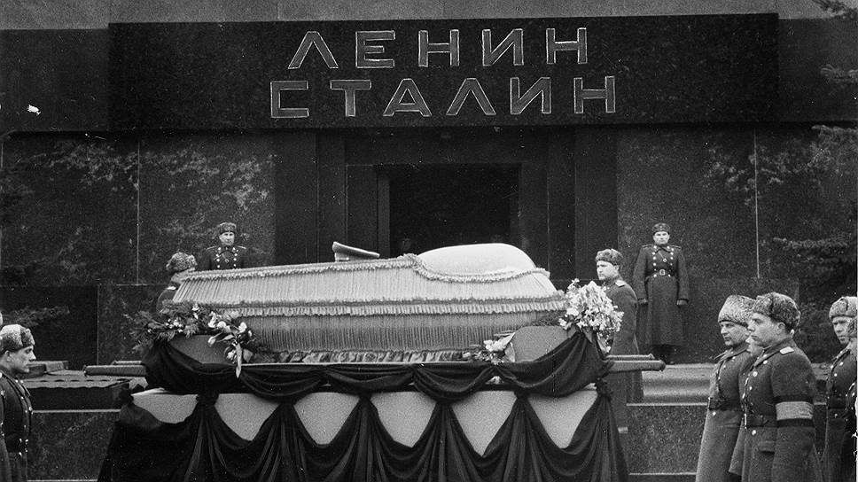 где похоронен сталин
