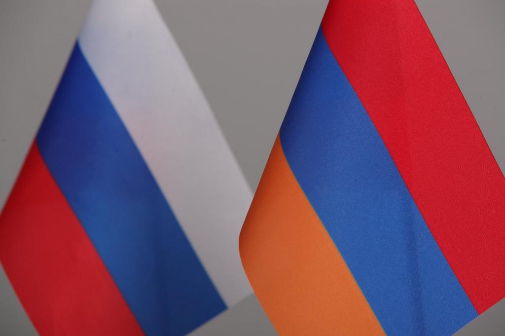 флаги Армении и России