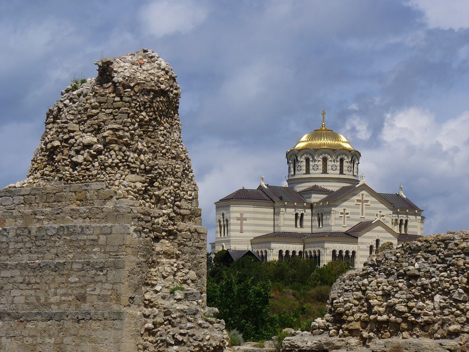 Руины и собор Севастополя