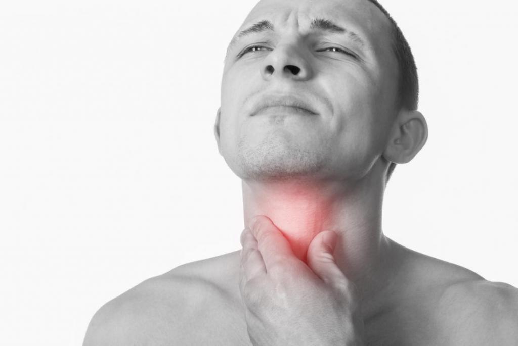 Сильная боль в горле может быть признаком парафарингеального абсцесса
