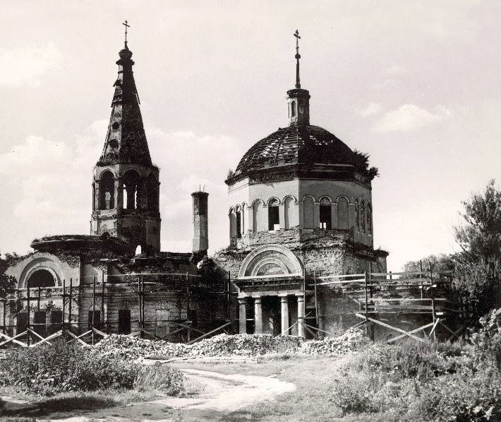 Разрушенный Троицкий собор