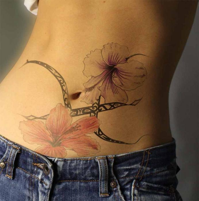 татуировки на животе женские