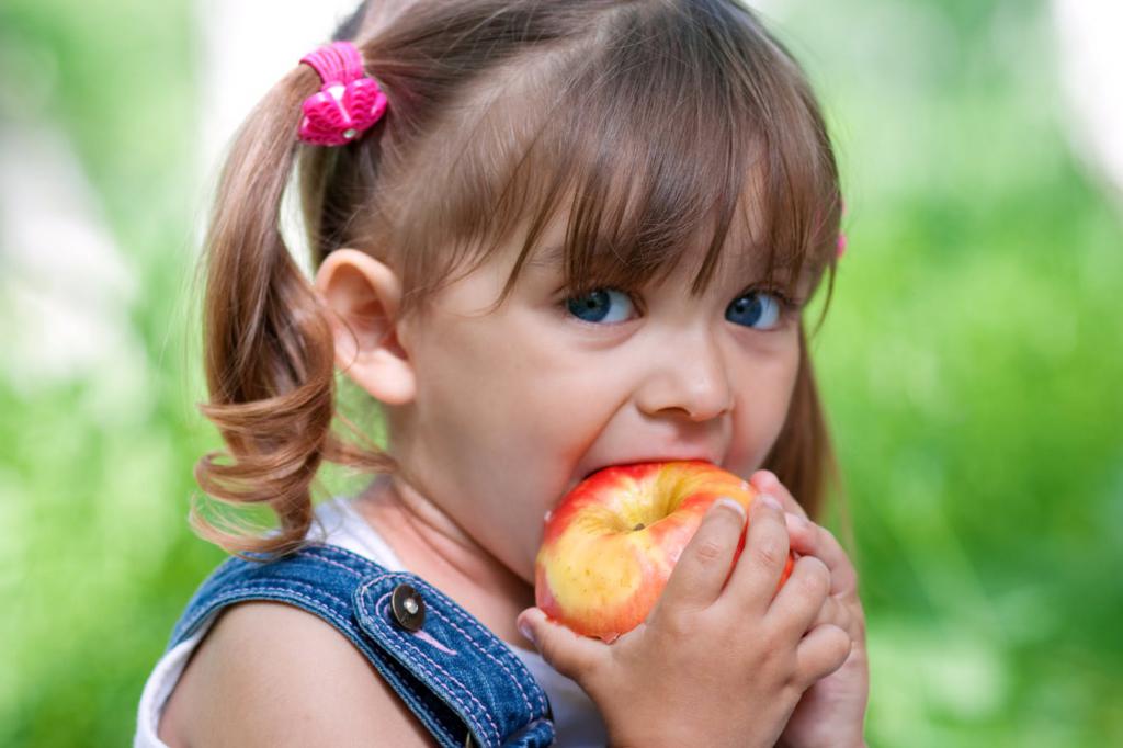 девочка ест яблоко