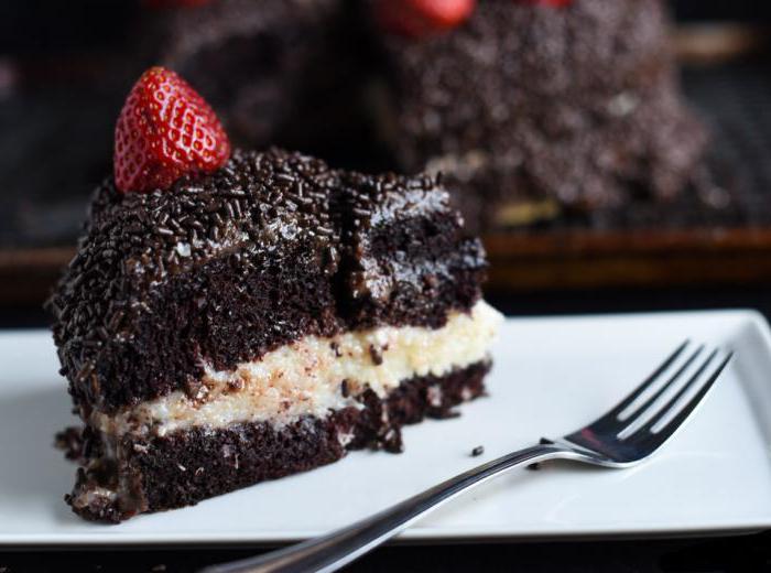 торт с клубникой и шоколадной глазурью