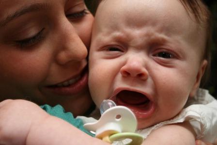 почему во время кормления ребенок плачет