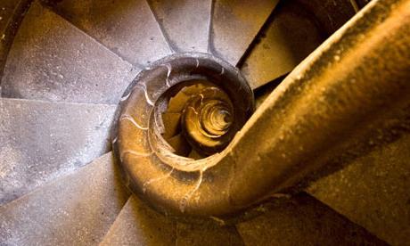Спираль Архимеда, закручивающаяся спиралью лестница