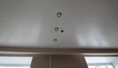 Как заклеить дырку в натяжном потолке