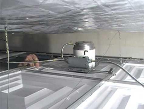 монтаж встроенного светильника в подвесной потолок 