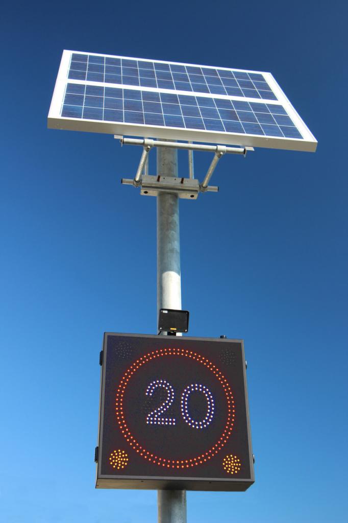 Солнечный светофор, показывающий разрешенную скорость
