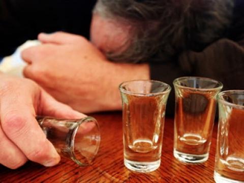 Как вывести из алкогольного запоя человека в домашних условиях