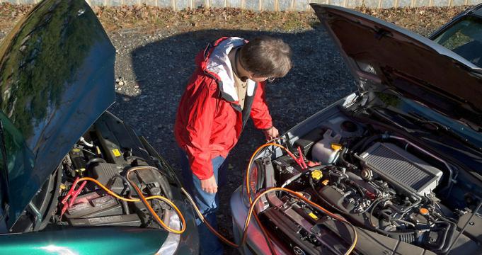 как прикурить автомобиль от аккумулятора