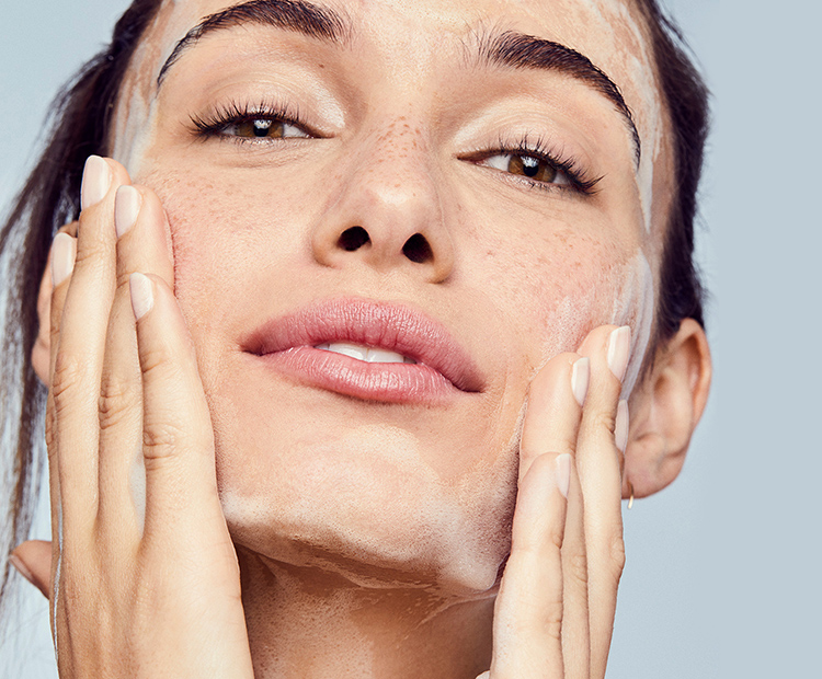 Как очищать кожу лица правильно: этапы и средства