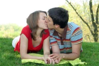 Первый поцелуй, или Как понять, что парень хочет тебя поцеловать?