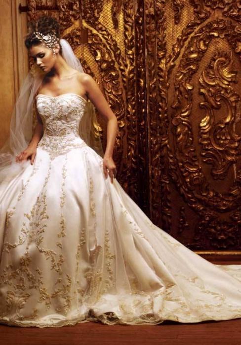 свадебное платье цвета айвори букет