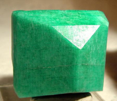 прозрачные драгоценные камни зеленого цвета