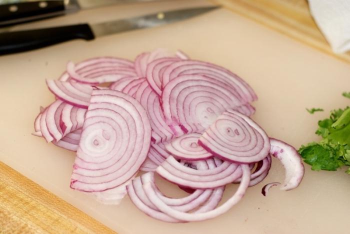 Как готовить маринованный лук для шашлыка