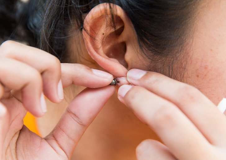 Чем обрабатывать ухо после прокалывания: виды антисептических средств, их состав, правила и особенности обработки проколотого уха