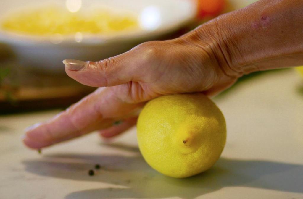 как выжать лимон в домашних условиях
