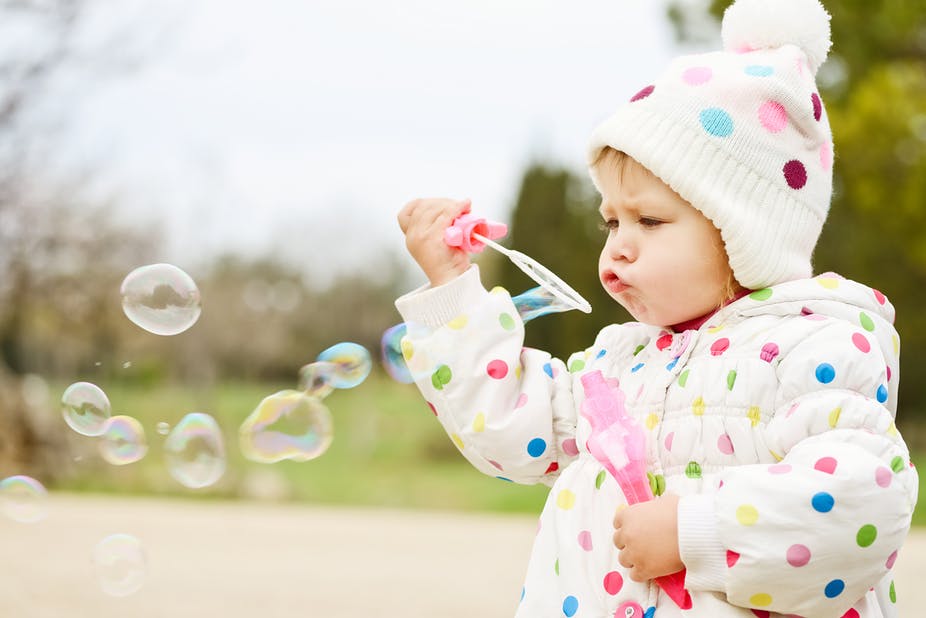 ребенок с мыльными пузырями