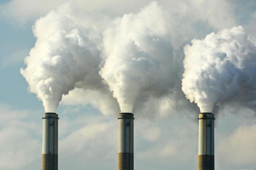 Промышленные трубы загрязняют воздух