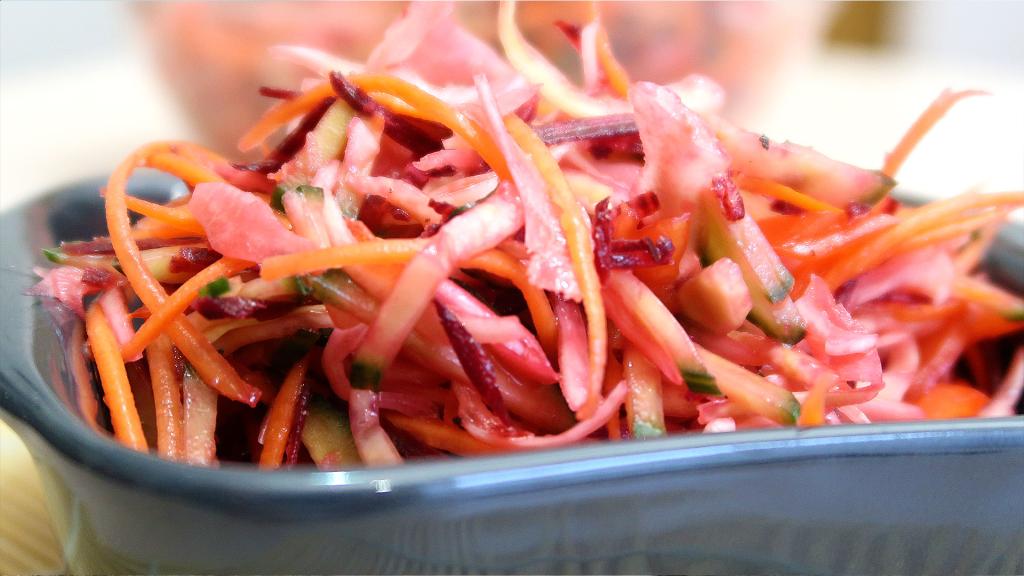Витаминный салат из капусты и яблок