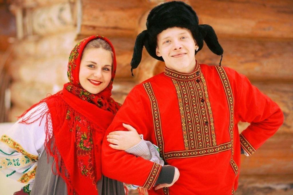 Русский парень и девушка в национальных костюмах