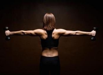 Упражнения для спины с гантелями: комплексы для женщин и мужчин