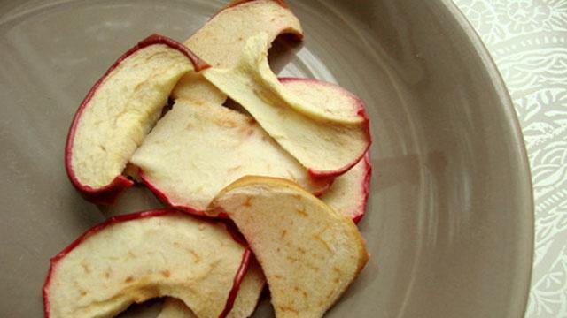 Как засушить яблоки в микроволновке?