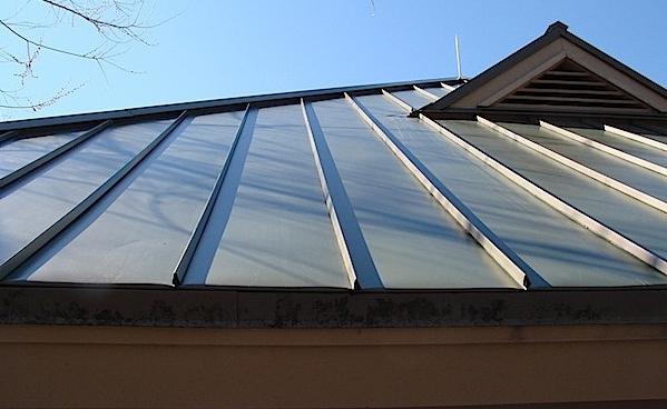 Как укладывать металлочерепицу на крышу?