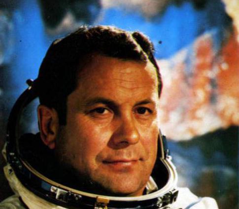 первым украинским космонавтом