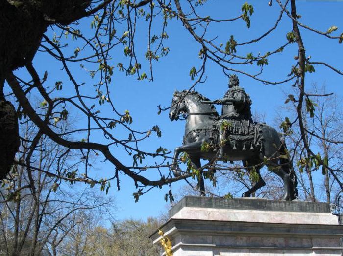  памятник петру 1 перед михайловским замком [