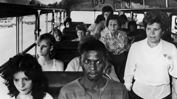 Черный парень в автобусе для белых